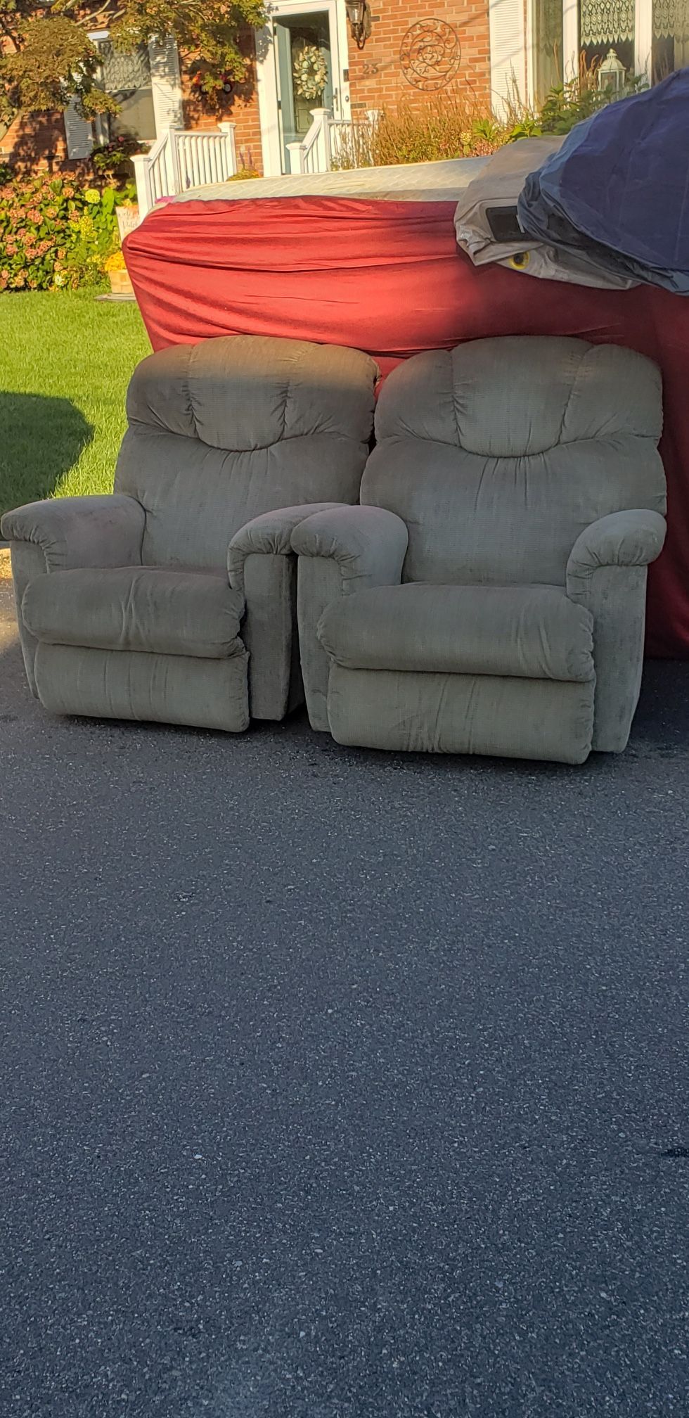 FREE 2 RECLINERS MATRESS AIR MATRESS