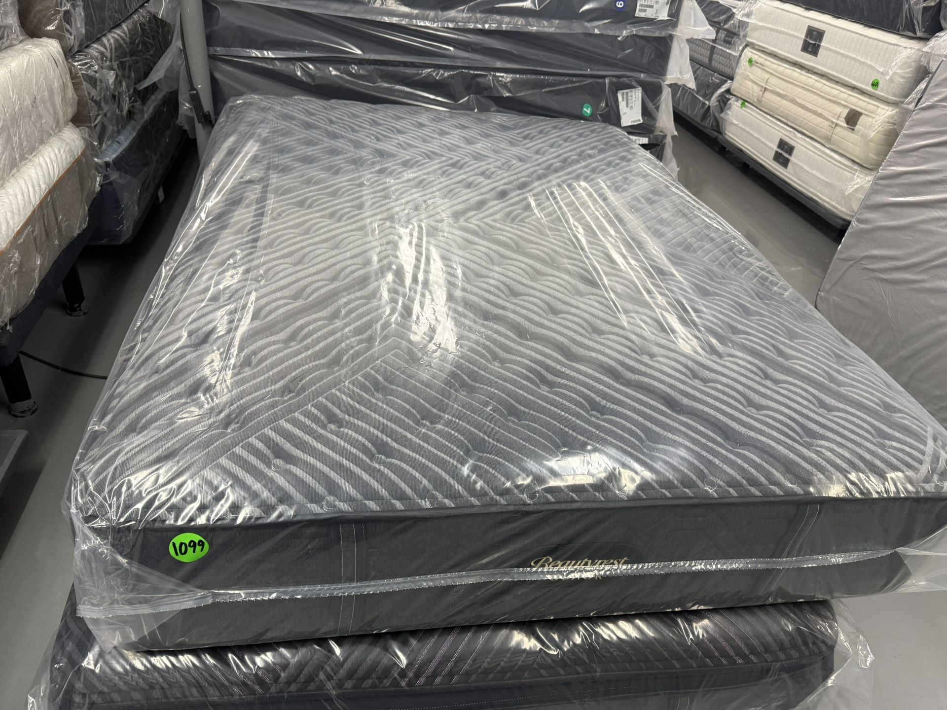 QUEEN SIZE SIMMONS BEAUTYREST BLACK SERIES 1 (EXTRA-FIRM) MATTRESS & BOX SPRING BED SET