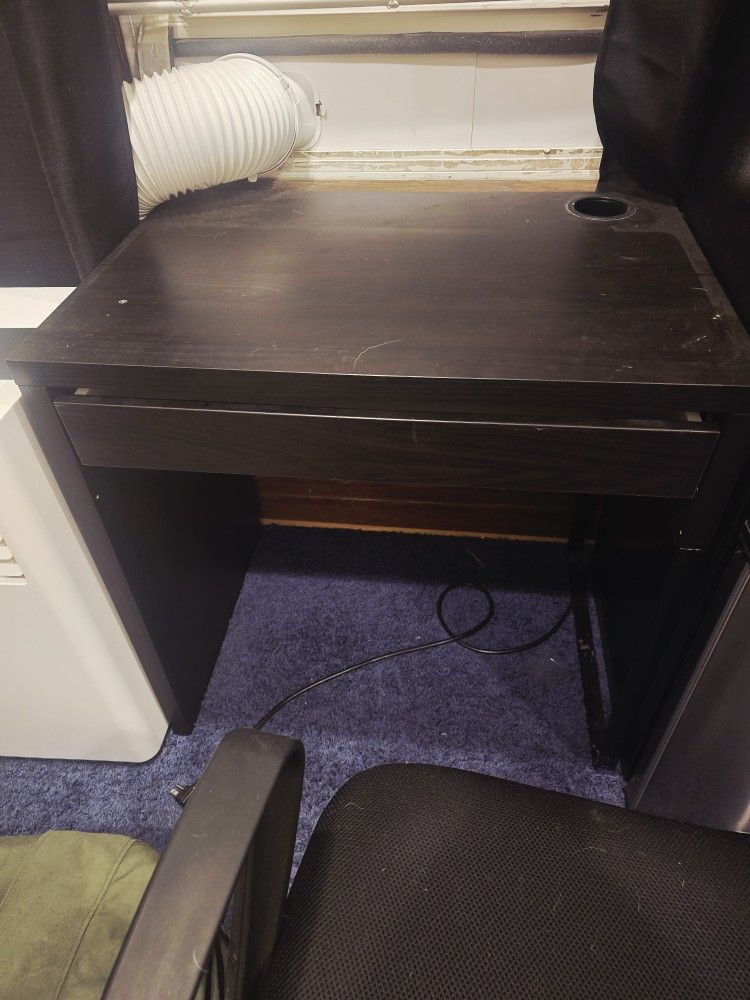 Black Desk And Chair
