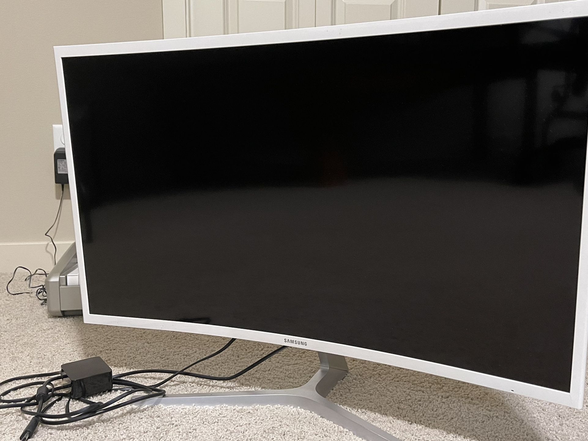 Samsung 32” LED Curved Monitor - Full HD (1080p)