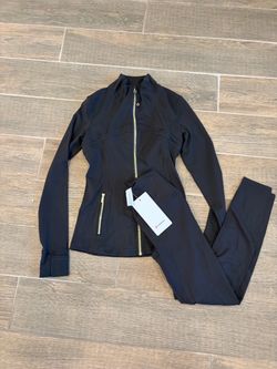 Brand new Lulu sets sizes: 2,4,6