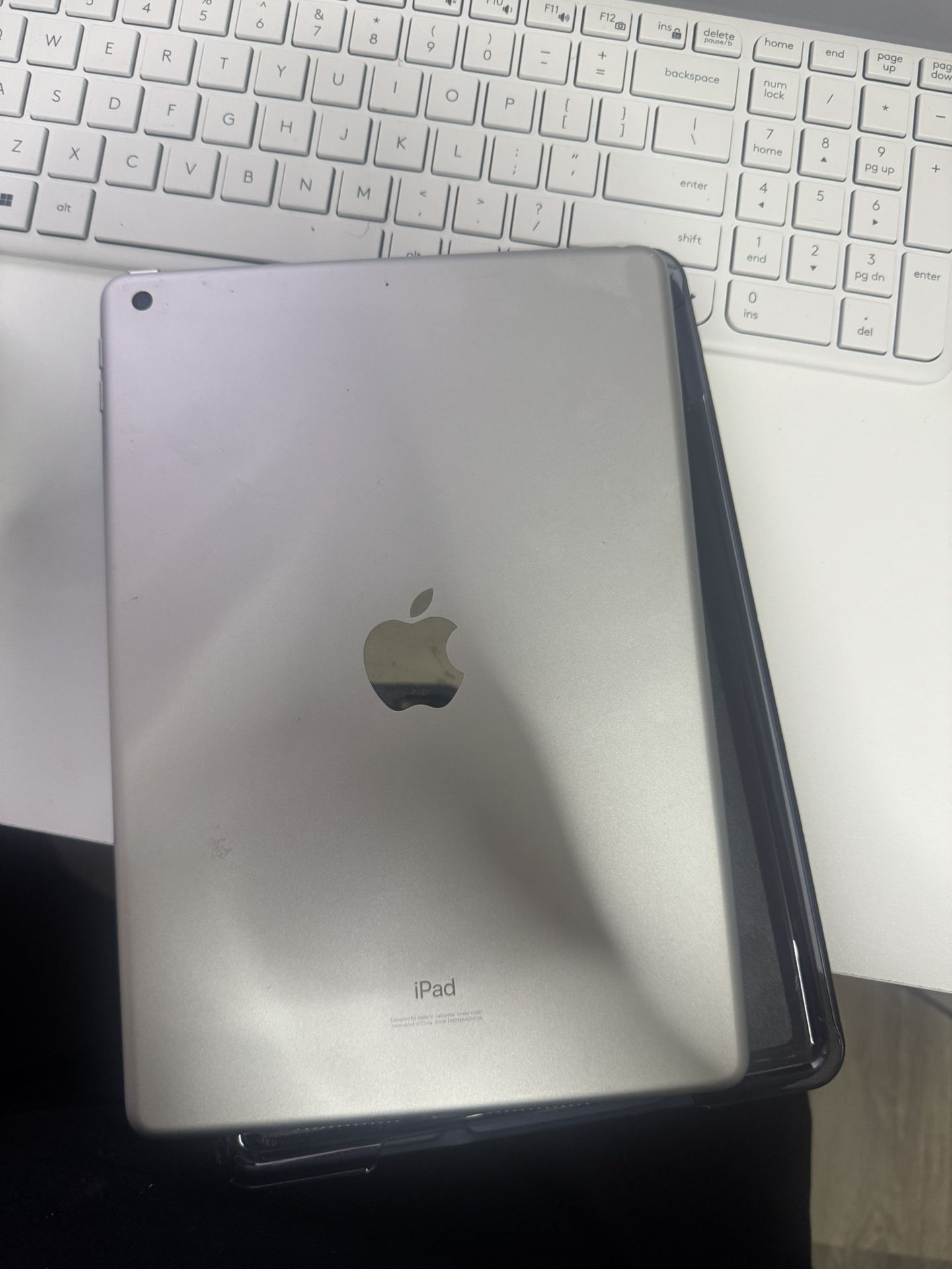 Apple ipad model A2197 With smart case