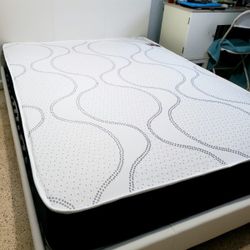 NEW Queen-Size MATTRESS and BOX SPRING. Bed frame not included👍