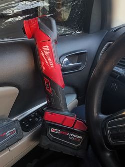 Milwaukee fuel multi tool M18  & 1  batteries 4.0 AH. 1 charger 💯% good
