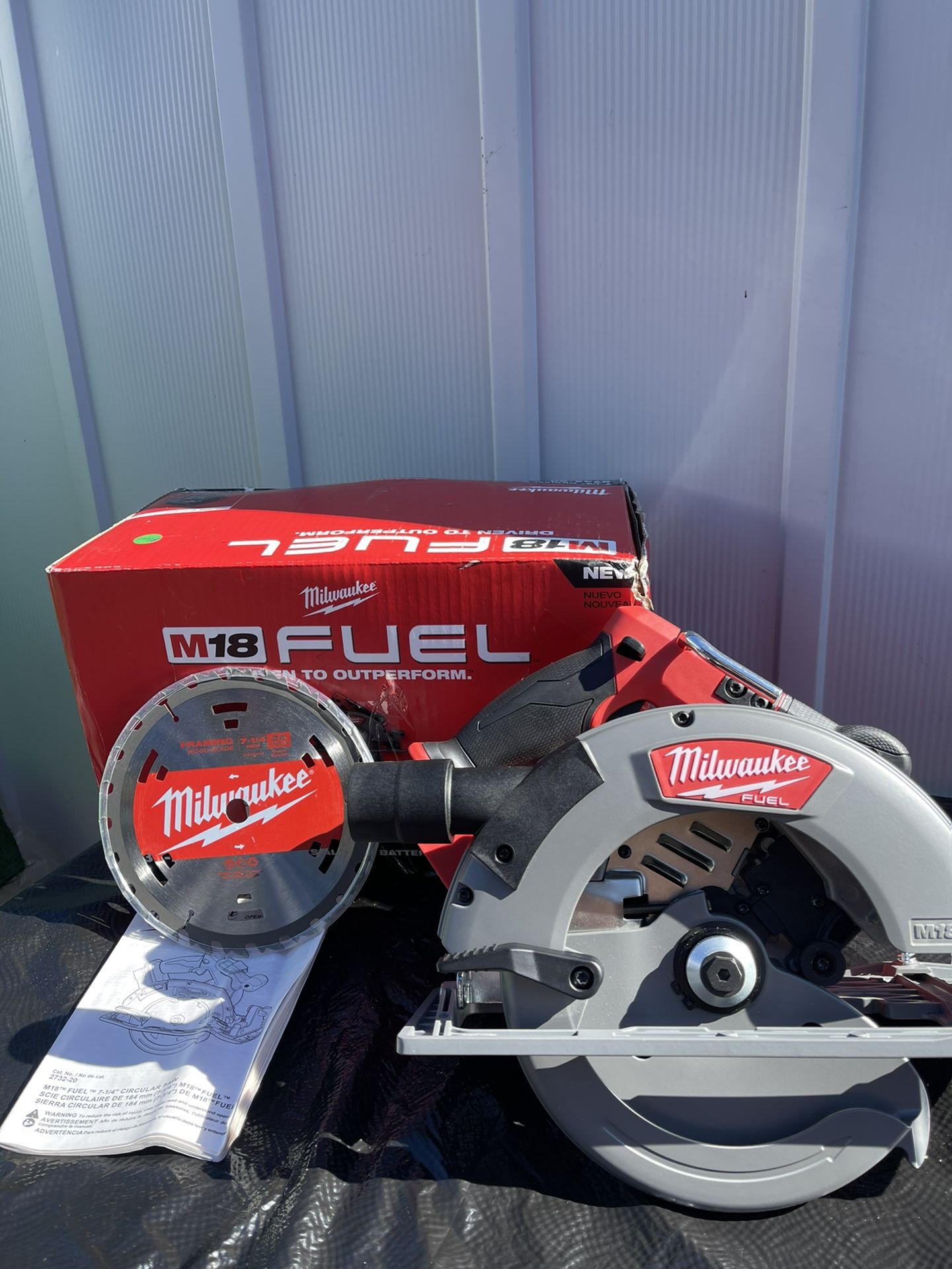 Milwaukee M18 18V Lithium Ion Brushless Cordless 7 1/4 in. Circular Saw (Tool Only