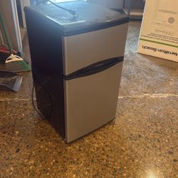 Mini Fridge 