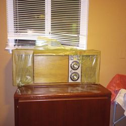 Antique Old Fashioned Record Player