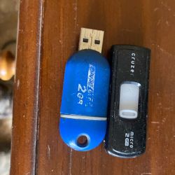 2 Flash Drives  2 Gb Each