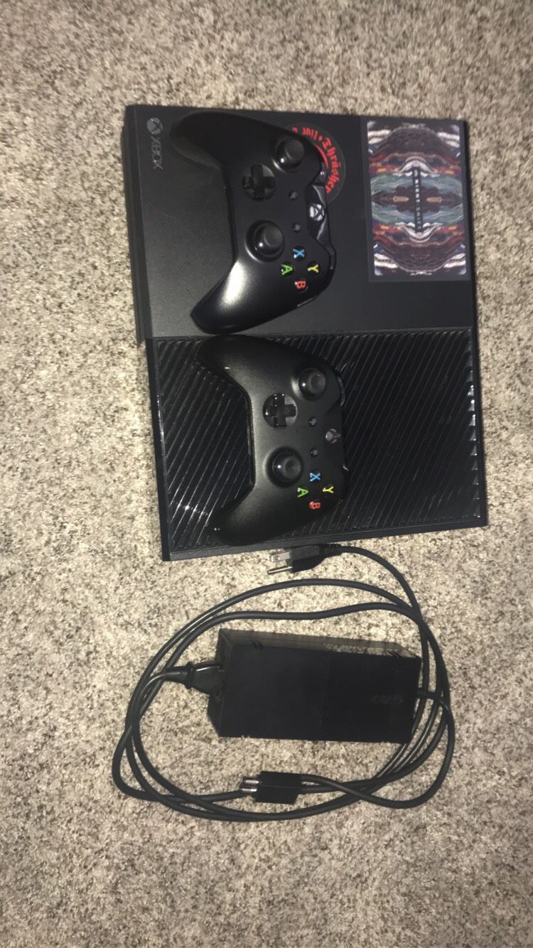 Xbox one 1TB 2 controllers
