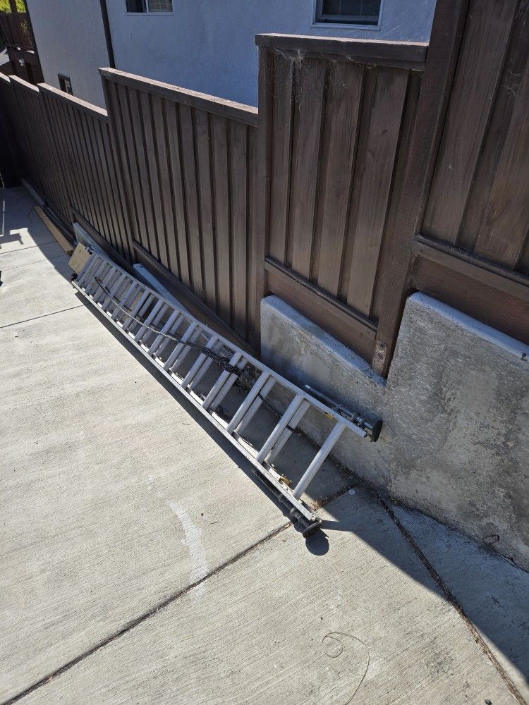 28ft Aluminum Ladder