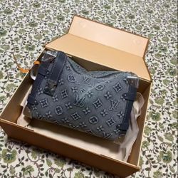 LV SS23 Show Models Old Flower Denim Soft Box Bag!