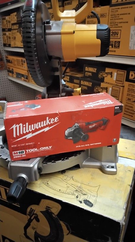 MILWAUKEE M18  4 - 1/2" GRINDER (TOOL ONLY)