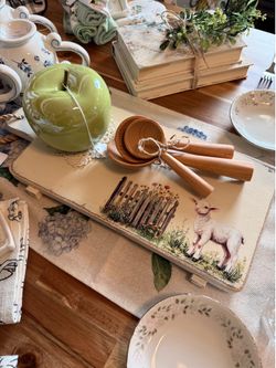 Set of three spoons 15 green apple 10, Cutting board 30