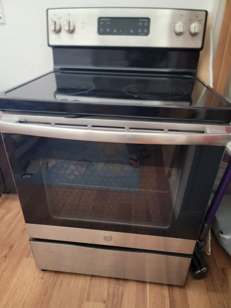GE Electric Oven Stove - Light Use