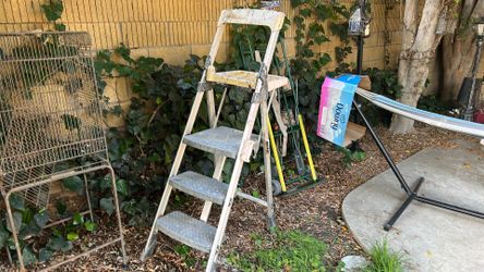 Cosco Pro Style Interior/Exterior Painting ladder locks shut Built in handle for Easy Carrying by 1 person Well Made in USA