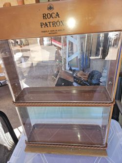 Table top locking display case. Chandler