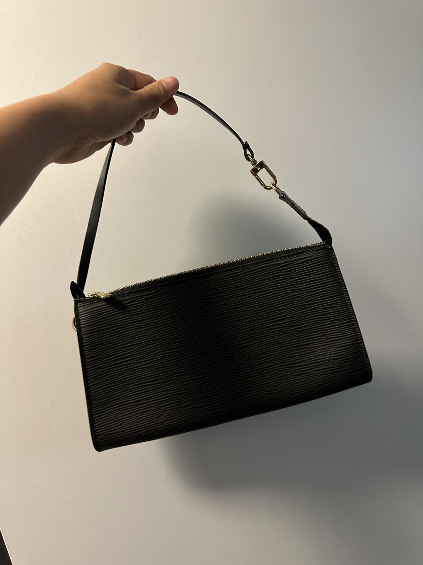 LV black Pochette