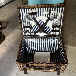Picnic Basket Set 2 People Wicker Camping Outdoors Birthdays Valentine’s Day Wedding Gift