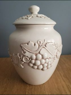 Inspirado Stonelite Embossed White Cream Ceramic Cookie Jar Tuscan Grape Leaves.