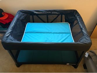 4Moms Breeze Plus Playard