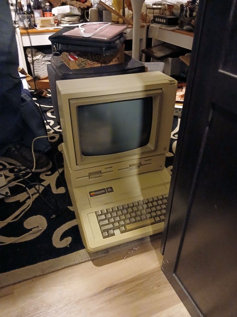 Macintosh IIe In Working Condition.