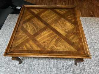 Solid Wood Coffee Table – Elegant Vintage Style