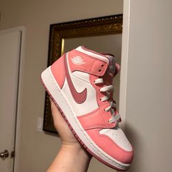 Air Jordan 1 Mid GS "Valentine's Day"