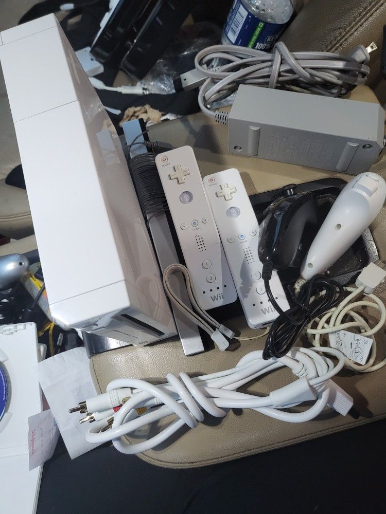 Nintendo wii bundle
Console 
2 controllers
2 nunchucks 
Playground game
All cords.
Working perfectly