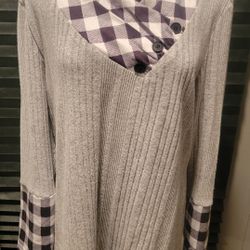 Grey ribbed tunic top with a black and white buffalo plaid contrast V-neck and cuffs size XL
