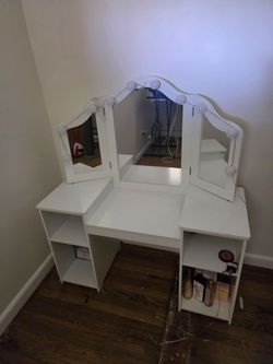 Vanity  *Like New *