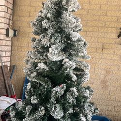 ONLY $40. …7 PIES CON LUCES Y NIEVE EN PUNTA GOOD COND