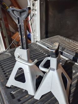 (2) 3 TON JACK STANDS
