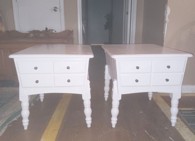 Set of 2 Matching Wooden End Tables For Sale