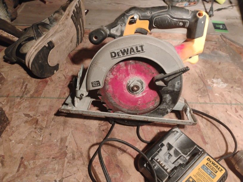 DeWalt 20 V Circular Saw And Drill With Battery And Charger