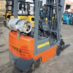 Forklift Komatsu 3000# Triple Mast.