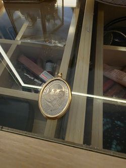 Juan Pablo II and la Virgen medallion