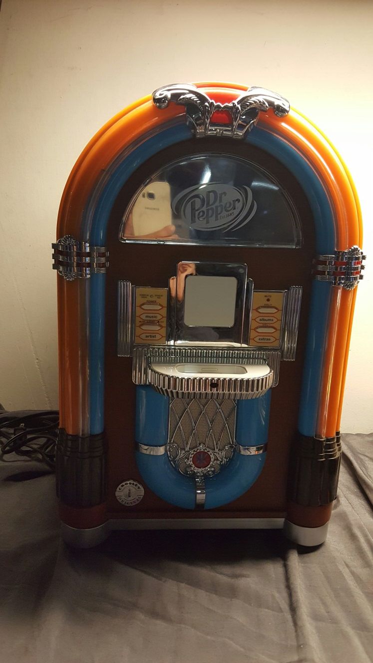 Like new Dr. PEPPER CROSLEY CR17 iJuke mini jukebox