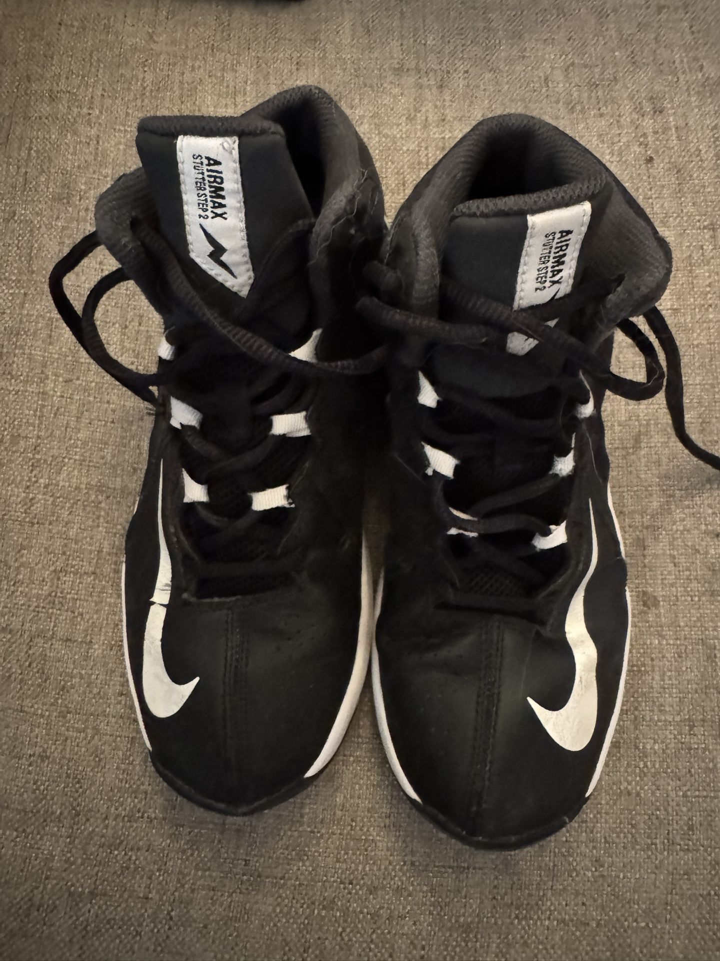 Nike Youth Size 5.5 Basketball Shoes 