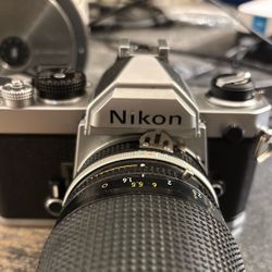 Nikon FM w 35~200mm Zoom Lens