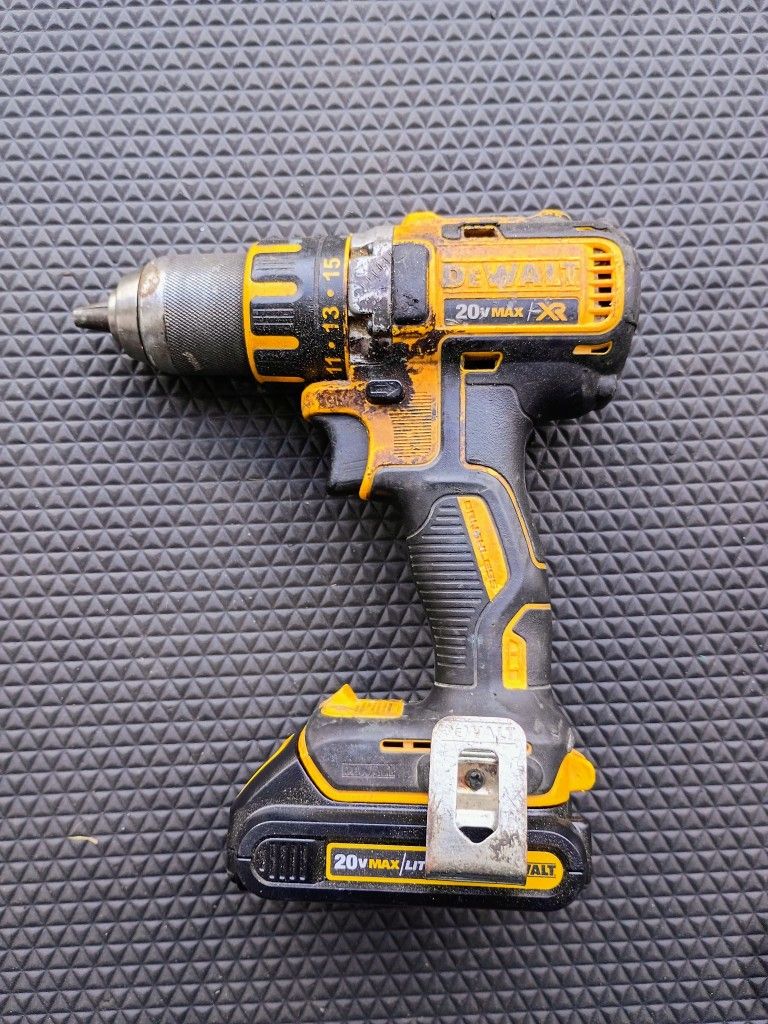 DeWalt 20 volt Max XR dcd790 brushless motor Cordless Drill with Brand New Battery
