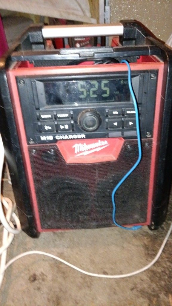 Milwaukee JOBSITE RADIO/CHARGER