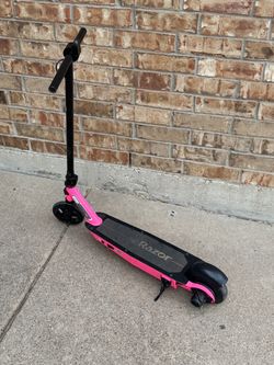 Razor Electric Scooter Pink.   Missing part and/or not working