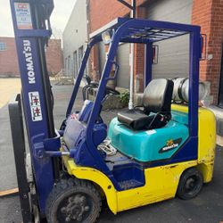 Komatsu FG25STLP-12 (2.5 ton / ~5,000 lb capacity) propane forklift. 