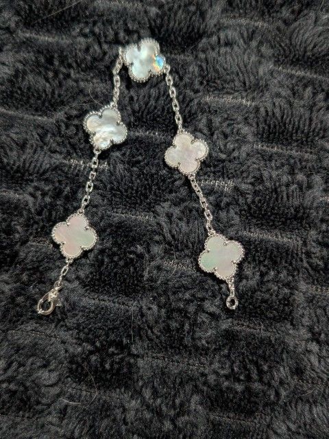 New Van Cleef Clover Bracelet In Mother Of Pearl White 