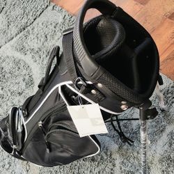 Golf Stand Bag, 4 Way Divider Golf Bag with 4 Zippered Pockets, Cooler Bag, Rain Hood & Padded Shoulder Strap, Lightweight Portable Pitch n Putt Golf 