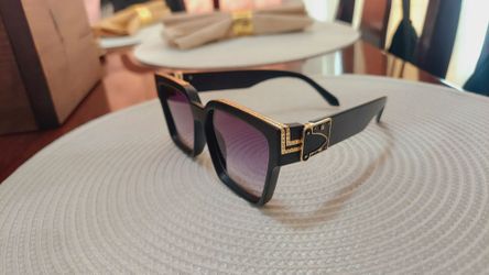 Modern unisex sunglasses.