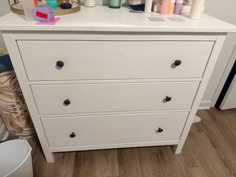 HEMNES 3-drawer dresser/Two matching HEMNES 2-drawer chests / nightstands