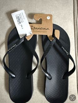 New ipamea plip flops/ sandals size 5 also fits 5.5