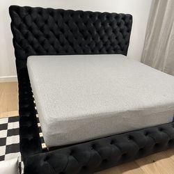 King Size bed frame & mattress including. New in a box.      💥   Cama King size color negro Nueva en caja con en Colchon incluido