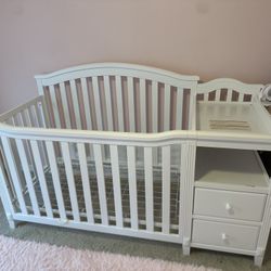White baby Crib Sorelle Berkley And changing Table 